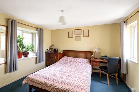9 Broadlands, Horley, RH6 9XA