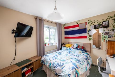 9 Broadlands, Horley, RH6 9XA