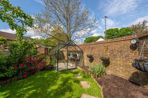 9 Broadlands, Horley, RH6 9XA