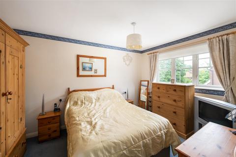 7 Cloverfields, Horley, RH6 9EY