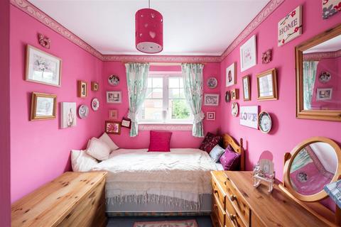 7 Cloverfields, Horley, RH6 9EY