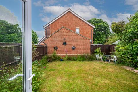 7 Cloverfields, Horley, RH6 9EY