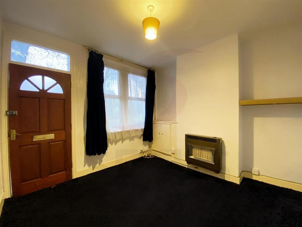 Hughenden Drive, Leicester LE2 2 bed terraced house £875 pcm (£202 pw)