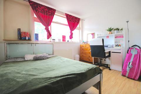 3 bedroom flat to rent, Wyllen Close, London E1