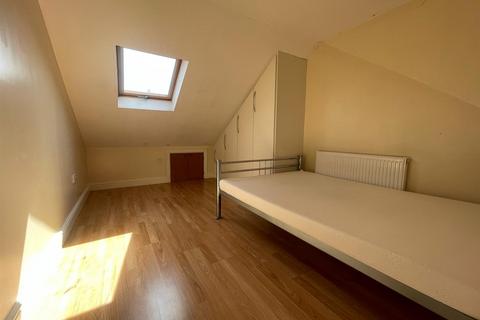 2 bedroom apartment to rent, Blackberry Farm Close, Hounslow TW5
