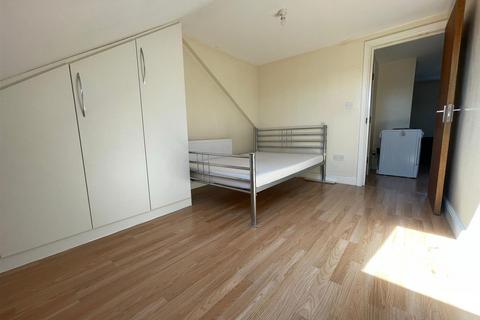 2 bedroom apartment to rent, Blackberry Farm Close, Hounslow TW5