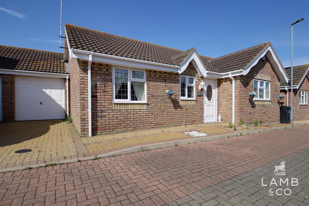 Rose Crescent, ClactonOnSea CO15 2 bed detached bungalow for sale £