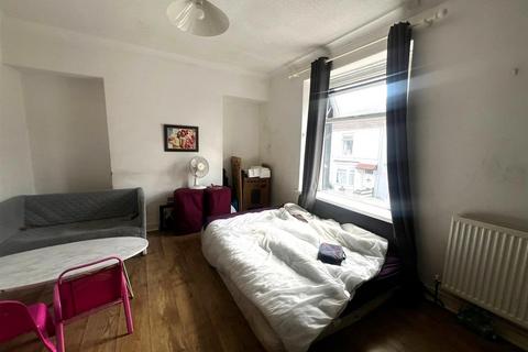 4 bedroom house share for sale, Beach Street, Sandfields, Swansea