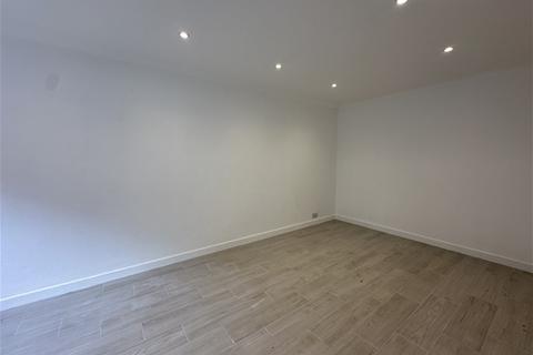 3 bedroom flat to rent, Maple Mews, NW6, London