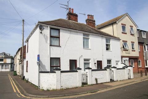 2 bedroom end of terrace house to rent, North Market Road, Great Yarmouth