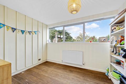 3 bedroom flat to rent, Claudia Place, SW19