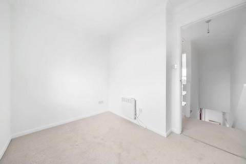 2 bedroom maisonette to rent, High Street,  Royal Wootton Bassett,  SN4