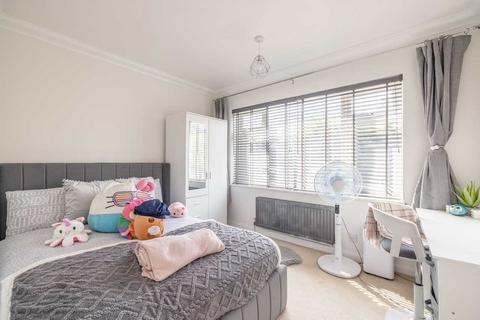 24 Bathurst Walk, Iver, SL0 9AZ