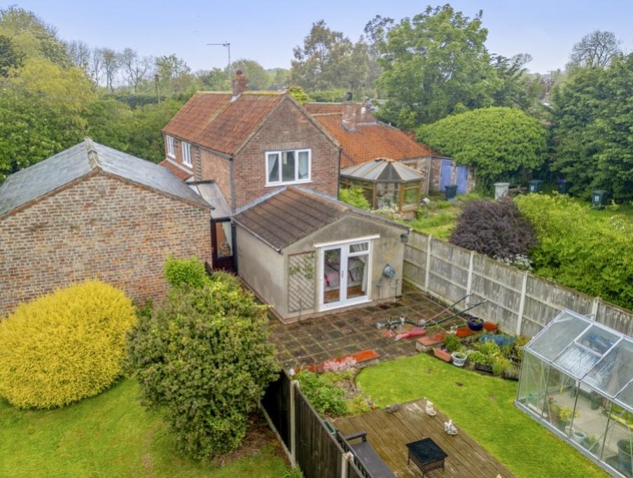 Lrg Christmas Cottage (Cumberworth)-2