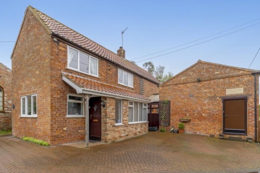 Lrg Christmas Cottage (Cumberworth)-6