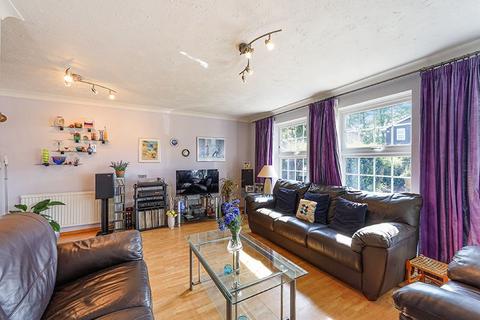 3 Bromford Close, Oxted, RH8 9JF