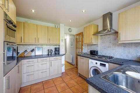 3 Bromford Close, Oxted, RH8 9JF