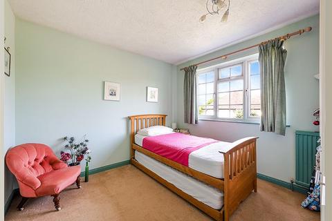3 Bromford Close, Oxted, RH8 9JF