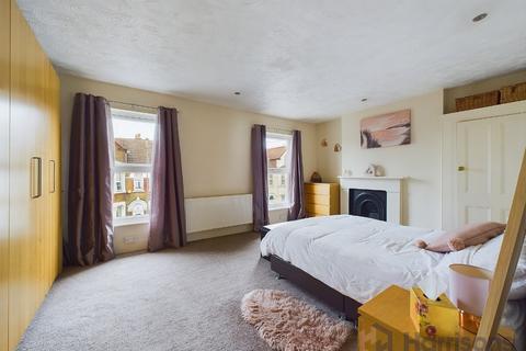 4 bedroom end of terrace house for sale, Park Road, Sittingbourne, Kent, ME10 1DY