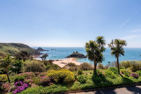 3 bedroom ground floor flat for sale, La Rue Voisin, St Brelade, Jersey. JE3 8PS