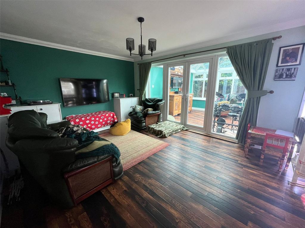 Mackenzie Way, Gravesend, Kent, DA12 4 bed end of terrace house for
