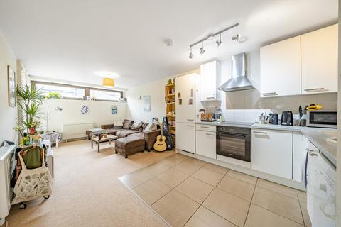 2 bedroom flat for sale, Petergate, Battersea