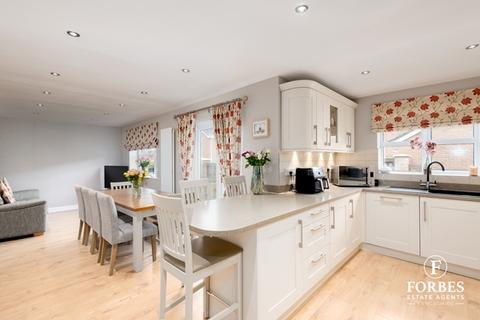 8 Forsythia Drive, Clayton Le Woods, Chorley, PR6 7DF