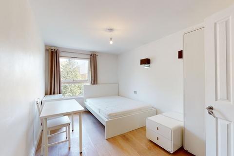 3 bedroom flat to rent, Pollitt Drive