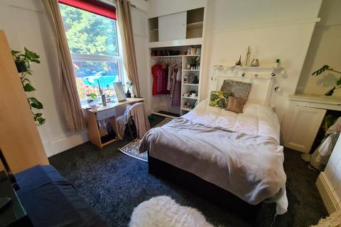 3 bedroom flat to rent, Buckingham Mount, Leeds
