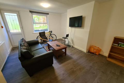 3 bedroom flat to rent, Buckingham Mount, Leeds