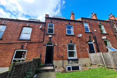 3 bedroom flat to rent, Buckingham Mount, Leeds