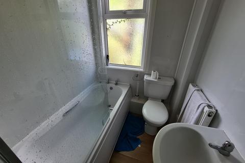 3 bedroom flat to rent, Buckingham Mount, Leeds