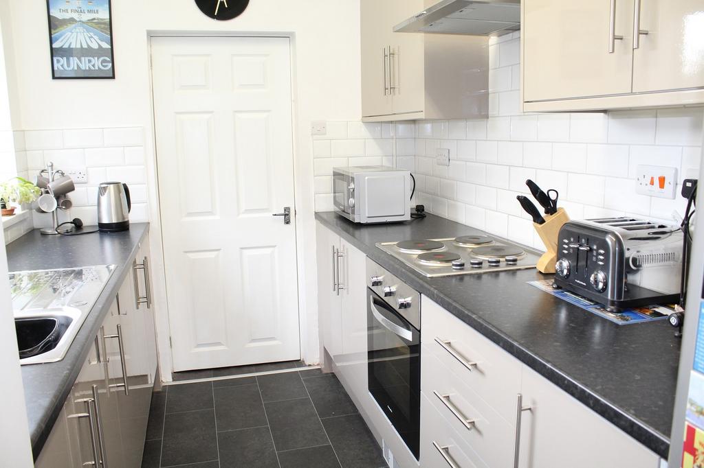 Fitted Kitchen Picture 2