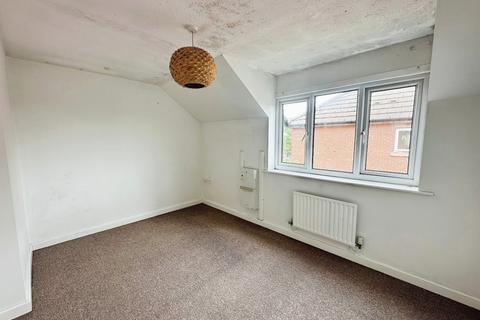 2 bedroom flat to rent, Whitefield, Manchester M45