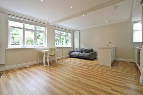 2 bedroom flat to rent, The Lodge, The Avenue, Chiswick, W4