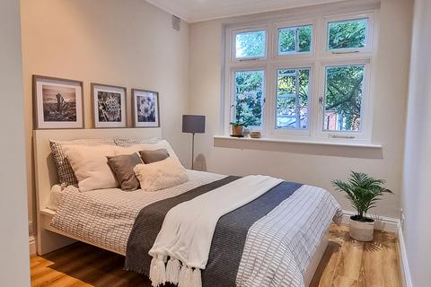 2 bedroom flat to rent, The Lodge, The Avenue, Chiswick, W4