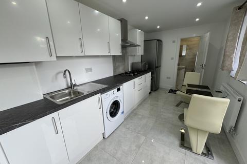 1 bedroom flat to rent, Cains Lane, FELTHAM, Greater London, TW14