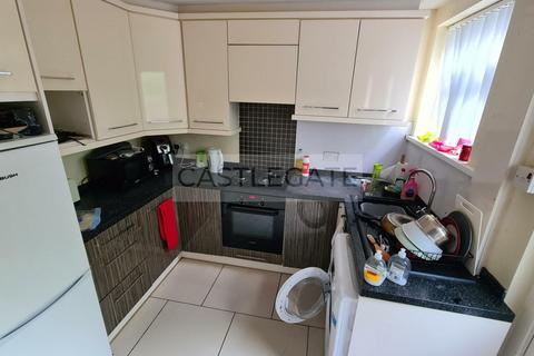 2 bedroom terraced house to rent, Manor Rise, Newsome, Huddersfield, West Yorkshire, HD4 6NR