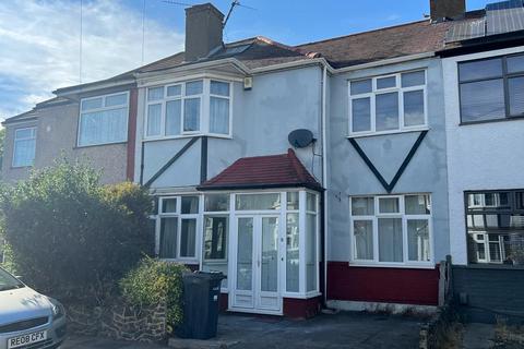 4 bedroom terraced house to rent, Aintree Crescent, Ilford IG6