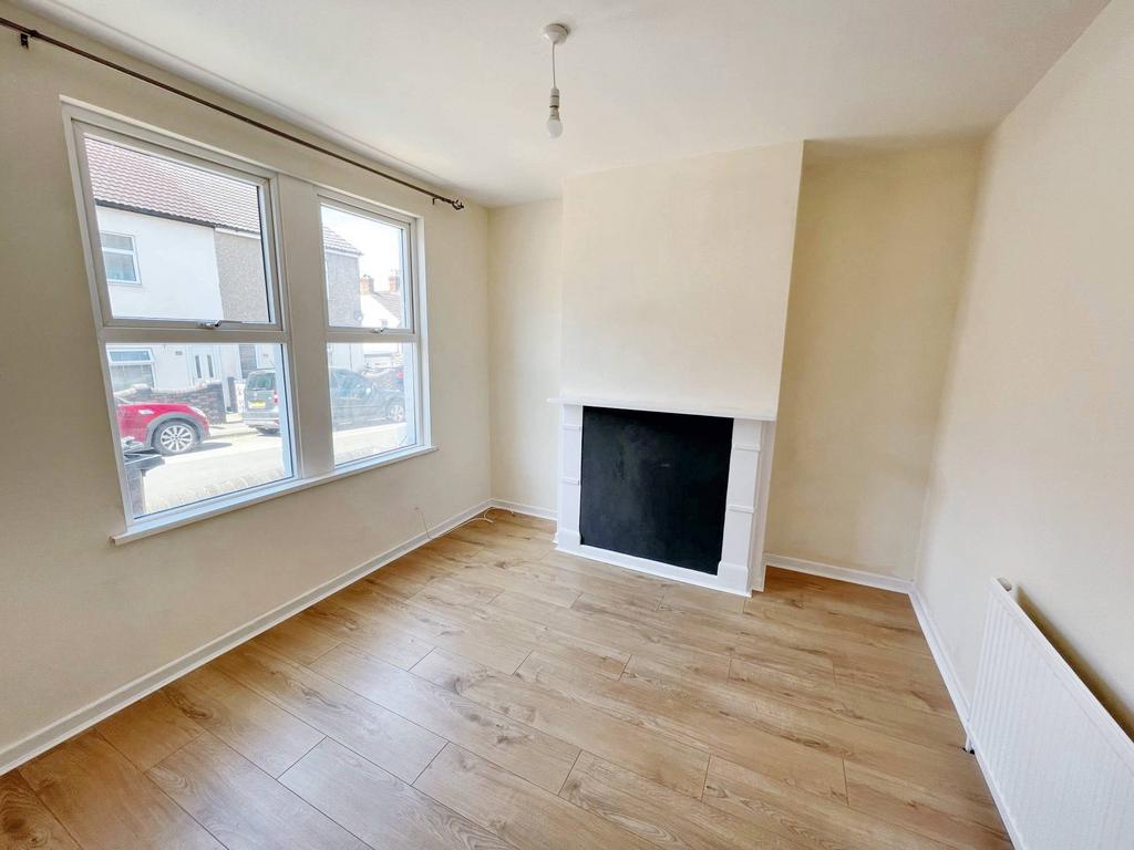 Dowling Street, Swindon SN1 2 bed terraced house £1,100 pcm (£254 pw)