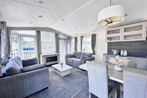 2 bedroom mobile home for sale, Hoburne Lane, Christchurch, Dorset. BH23 4HP