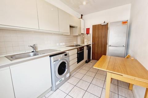 3 bedroom flat to rent, Mayes Road,