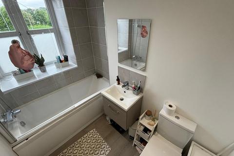 2 bedroom flat to rent, Viaduct Road, Burley, Leeds
