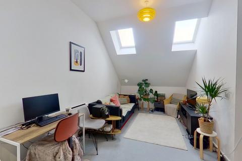 2 bedroom flat to rent, Viaduct Road, Burley, Leeds