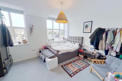 2 bedroom flat to rent, Viaduct Road, Burley, Leeds