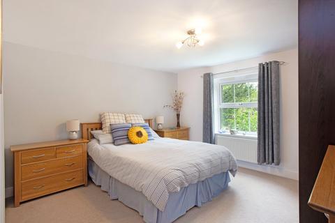 24 Newbery Close, Caterham, CR3 6GD