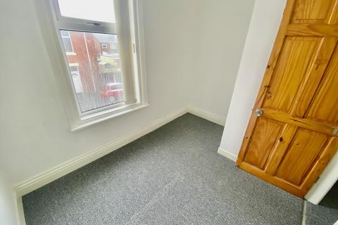 2 bedroom flat to rent, Boome Street, Blackpool FY4