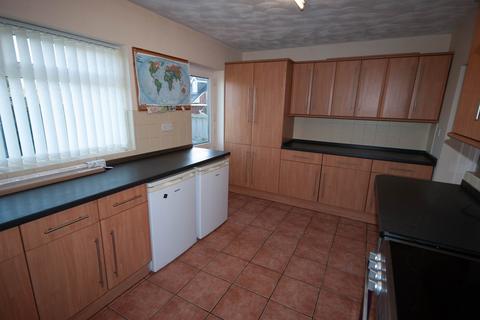 3 bedroom semi-detached house to rent, Fenwick Drive, Hillmorton, Rugby, CV21