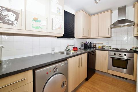 2 bedroom flat to rent, Station Road Southwater RH13
