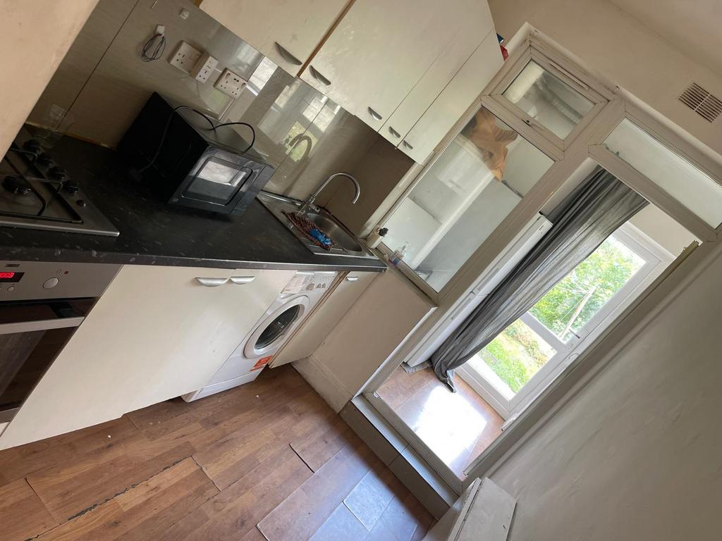 Close to Wembley central and park station 5 bedro